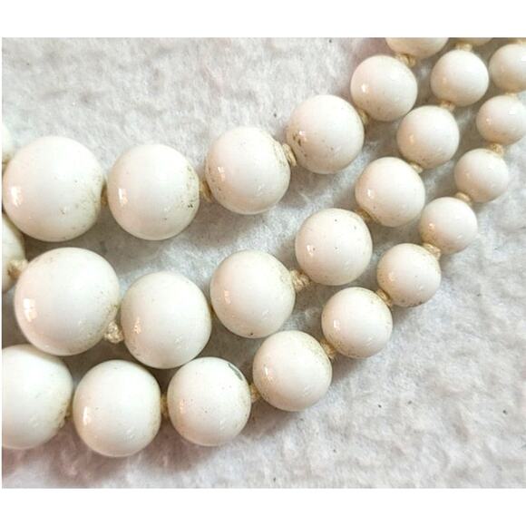 Vtg 50s 60s Milk Glass White Knotted Beads 3 Strand Choker Necklace Hook Clasp - Picture 4 of 6